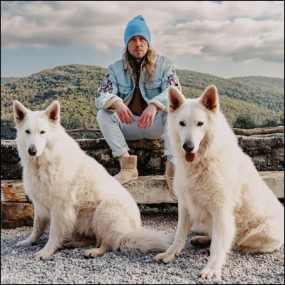 À quelle race appartiennent Jean-Marc et Simone, les deux chiens de Julien Doré  ?