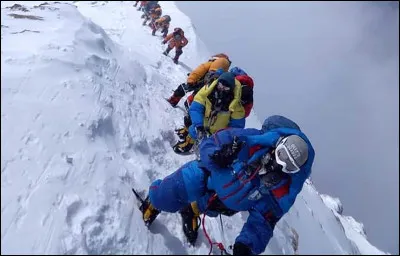 "Premier de cordée" est le titre d'un roman signé Roger Frison-Roche.