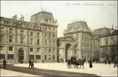 Qui a créé la fonction de préfet en 1800 ?