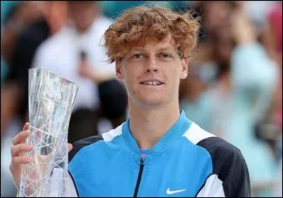 Quel joueur est surnommé le roi de la terre battue ?