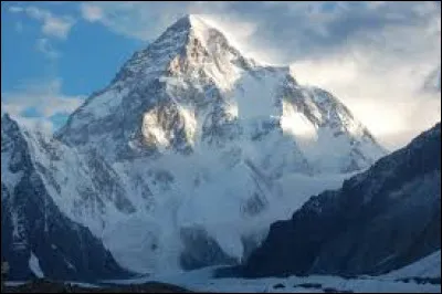 Dans quelle chaine de montagne ''Le K2'' est-il situé ?