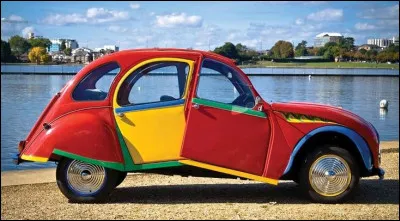 Quelques bonus pour terminer : 
Quand les artistes ne peignent pas les voitures, la voiture en elle-même devient uvre d'art.
Quel est le modèle de la voiture utilisée par Andy Saunders dans cette uvre intitulée Picasso's Citroën ?