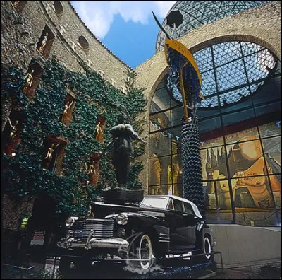 Où peut-on voir cette oeuvre de Salvador Dali, intitulée Taxi pluvieux ?