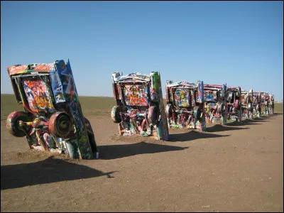 Où se situe Cadillac Ranch, oeuvre monumentale réalisée par Chip Lord, Hudson Marquez et Doug Michels ?