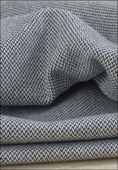 Né le 2 mai 1922 à Reggio d'Émilie (Italie), cet artiste joue sur deux tableaux : le cinéma et la chanson. Rappelez-vous "Casque d'or" et "l'armée des ombres" d'un côté et "Ma Liberté" et "Les loups sont entrés dans Paris". Qui est celui qui nous a quittés le 22 juillet 2004 ?