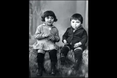 Acteur dans une soixantaine de films et auteur de plus de 1 000 chansons pour lui-même et pour d'autres, il chante depuis qu'il a 9 ans. Et puis, il ne sait pas ce qu'il veut, tantôt, il "aime Paris au mois de mai", tantôt c'est "Paris au mois d'août". Qui est ce chanteur français qui obtint une nationalité étrangère sur le tard et nous quitte en 2018 à 94 ans ?