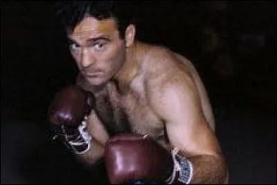 Serait-ce "Rue de Lappe" qu'il va chercher "un p'tit coquelicot" ou "un air de Paris" ? Qui est ce chanteur dont le père est algérien et la mère bretonne ?