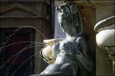 Né en 1944 d'un père russe et d'une mère bretonne, il s'est exilé aux USA pour revenir voir "Paris sur mer". Qui est ce chanteur amateur de poupées ?