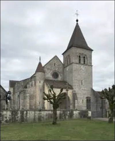Voici l'église Saint-Christophe, à Chissey-sur-Loue. Village de l'arrondissement de Dole, il se situe dans le département ...