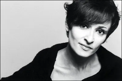 Complétez les paroles de cette chanson de Barbara nommée "Vienne" : "C'est beau à travers les persiennes / Je vois ... Saint-Étienne / Et quand le soir se pose / C'est bleu, c'est gris, c'est mauve / Et la nuit par-dessus les toits / Que c'est beau Vienne".