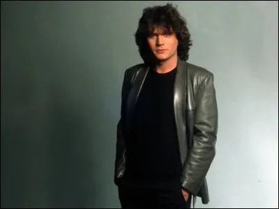 Complétez les paroles de cette chanson de Daniel Balavoine appelée "Tous les cris les S.O.S." : "Et je ... / Je me raccroche à la vie / Je me saoule avec le bruit / Des corps qui mentourent / Comme des lianes nouées de tresses / Sans comprendre la détresse / Des mots que jenvoie".