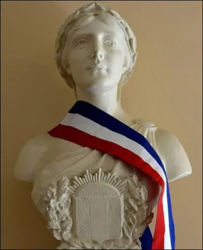 La République française trouve une représentation en Marianne, un buste de femme la personnifiant. Que porte-t-elle sur la tête ?