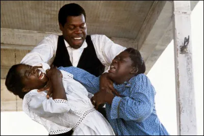 Quels sont les prénoms des deux soeurs violemment séparées dans le film La couleur pourpre ?