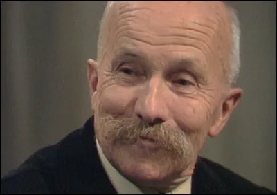 Qui est cet écrivain, auteur du roman ''Le pape des escargots'' ?