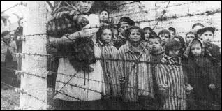 Quel syst&egrave;me de massacre des Juifs a &eacute;t&eacute; mis en place pour les Einsatzgruppen pour qu'ils soient moins traumatis&eacute;s ?