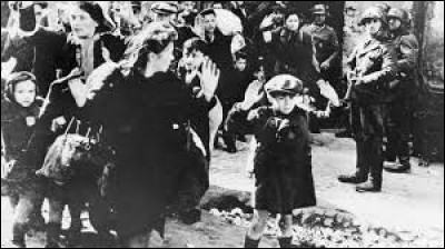 En décembre 1941, dans quel pays le tout premier camp d'extermination a-t-il été ouvert ?