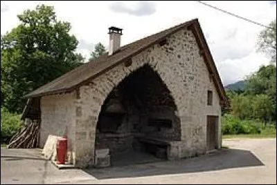 Village d'Auvergne-Rhône-Alpes, dans l'aire d'attraction Belleysane, Colomieu se situe dans le département ...