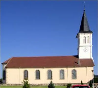 Voici l'église Saint-Médard, à Dounoux. Village de l'aire d'attraction Spinalienne, il se situe en région ...