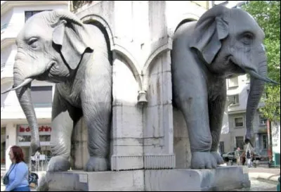 Dans quelle ville, préfecture de la Savoie, ''La fontaine des Éléphants'', surnommée ''Les Quatre sans cul'' est-elle située ?