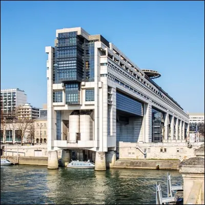 Quel ministère français est basé dans un immeuble construit entre 1984 et 1989 près dun palais omnisports parisien ?