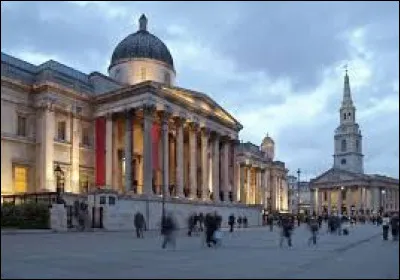 Près de quelle place se situe la National Gallery ?