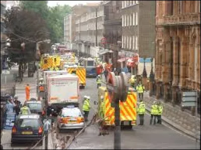 Le 7 juillet 2005, ont eu lieu les attentats de Londres qui firent 784 blessés. Combien de personnes périrent dans ce drame ?