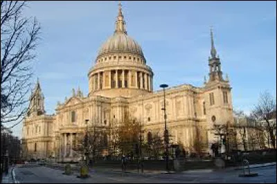 Quelle cathédrale fut construite pour remplacer l'ancienne église qui brûla lors de cette incendie ?