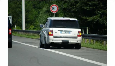 Quand je suis la premi&egrave;re personne &agrave; arriver sur le lieu d'un accident, je me gare :