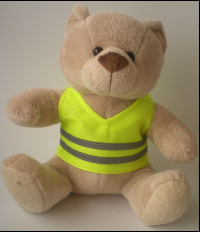 Que dois-je faire en priorité en arrivant sur un accident de la route avec des victimes ?