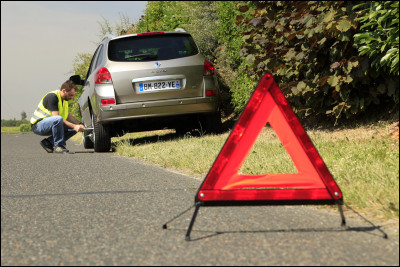 À quelle distance de l'accident et où dois-je placer les triangles de signalisation ?