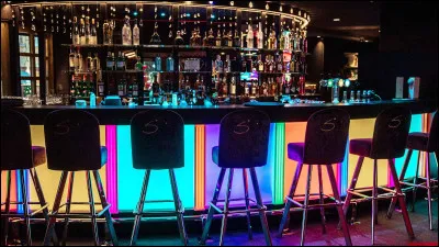 Ton ou ta meilleur(e) ami(e) te propose de profiter, d'aller boire quelque chose mais il faut que tu révises. 
Qu'est-ce que tu fais ?