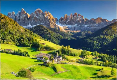 Au nord de l'Italie se situe un massif montagneux entre le Trentin-Haut-Adige et la Vénétie, quel est son nom ?