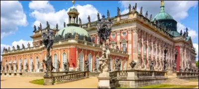 Quel est le nom de cette ville connue pour ses palais et ses jardins ?