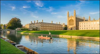 C'est une ville britannique qui possède de nombreuses universités, laquelle ?