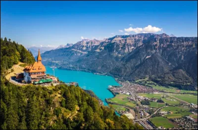 Comment s'appelle ce village suisse situé entre le lac de Thoune et le lac de Brienz ?