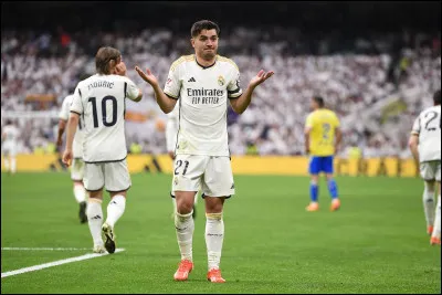 Quelle couleur n'apparaît pas sur le logo du Real Madrid ?