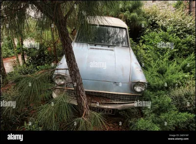 Lorsque Harry s'échappe de la maison des Dursley avec la voiture des Weasley, on peut apercevoir la plaque d'immatriculation de leur voiture. De quels chiffres et de quelles lettres est-elle composée ?