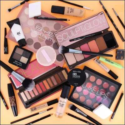 Quel make-up préfères-tu ? (Le make-up, pas la fille !)