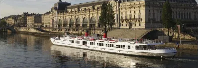 La Révolution industrielle fut l'une des plus grandes révolutions de lÉpoque contemporaine. C'est là qu'apparut un célèbre paquebot tristement connu, lequel ?