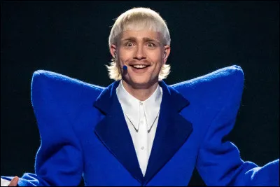 Quel interprète a été disqualifié du concours juste avant la finale ?