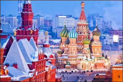 Quels bâtiments se trouvent sur la place Rouge, à Moscou ?