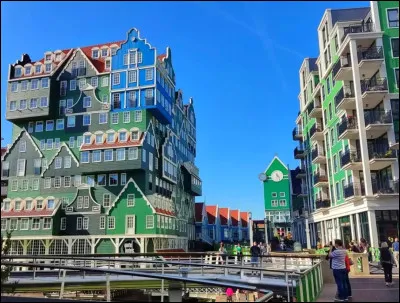 Quelle est cette ville aux Pays-Bas à l'architecture colorée ?