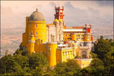 Voici le Palais de Pena, dans la ville de Sintra. Dans quel pays se situe-t-il ?