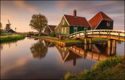 Dans quel pays se situe le joli petit village de Zaanse Schans ?