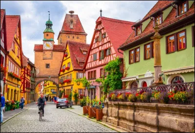 Dans quelle région se situe le village de Rothenburg ob der Tauber ?