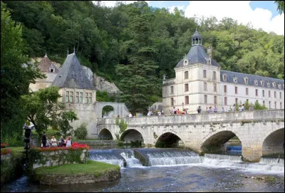 Dans quel département français se situe le village de Brantôme ?