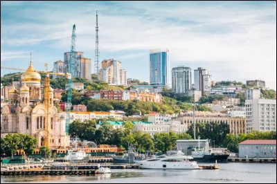 Une des grandes villes les plus à l'Est de la Russie, proche de la frontière avec la Corée du Nord, quel est son nom ?