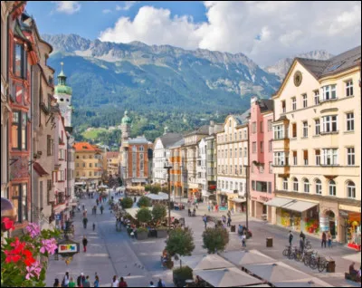 Dans quel pays se situe Innsbruck, station de montagne des Alpes ?