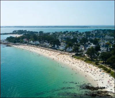 Quelle est cette ville Bretonne aux eaux turquoises ?