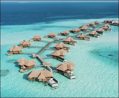 Quel est ce pays fait de plusieurs atolls, tout près de l'Inde, connu pour ses hôtels luxueux sur pilotis ?